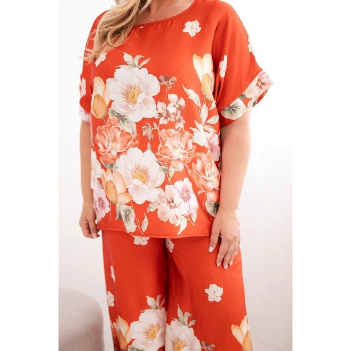 Moteriškas Plus Size komplektas su gėlėta palaidine ir plačiomis kelnėmis, plytų raudonos spalvos