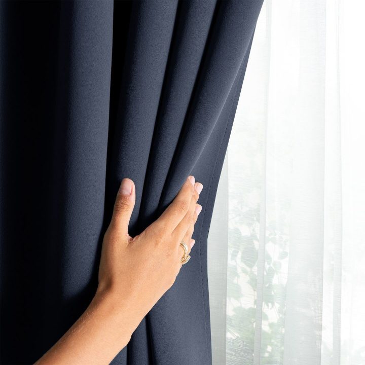 Aksominė užuolaida su kilpomis AmeliaHome 140 × 270 cm, tamsiai mėlyna