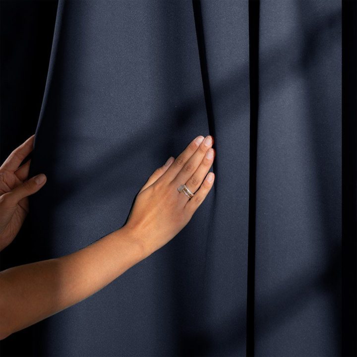 Aksominė užuolaida su kilpomis AmeliaHome 140 × 270 cm, tamsiai mėlyna