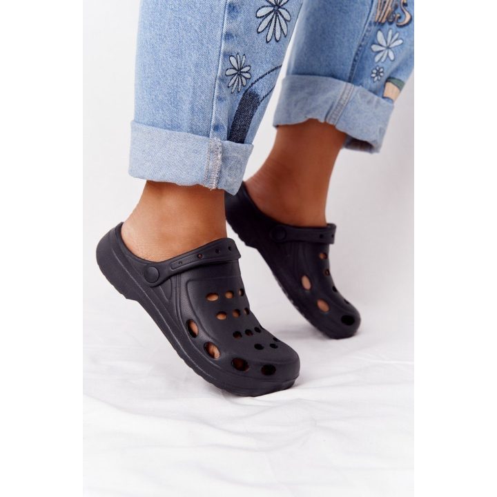 Šlepetės juodos ventiliuojamos su dirželiu Ideal Shoes