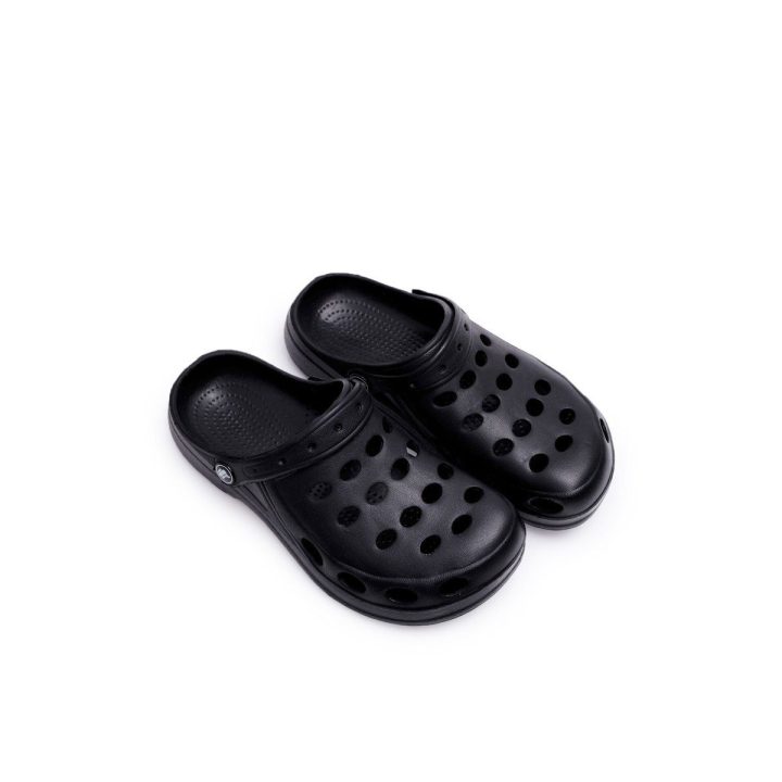 Šlepetės juodos ventiliuojamos su dirželiu Ideal Shoes