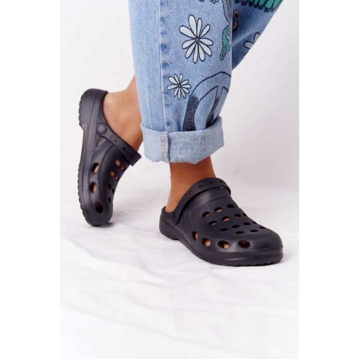 Šlepetės juodos ventiliuojamos su dirželiu Ideal Shoes