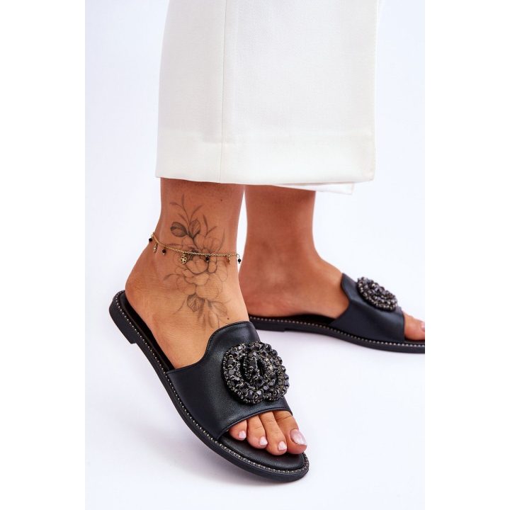 Motriškos šlepetės su ornamentais