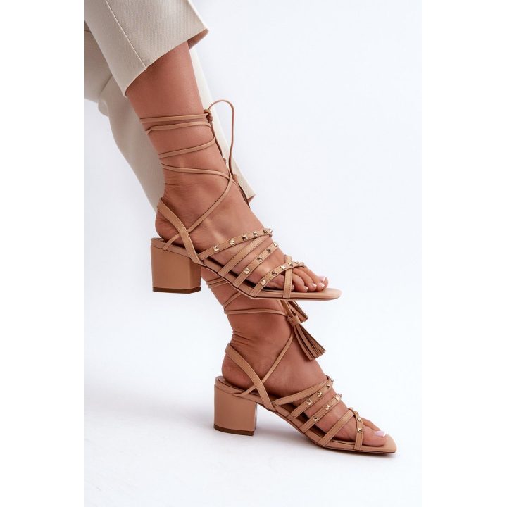 Suvarstomi žemakulniai sandalai su smeigėmis