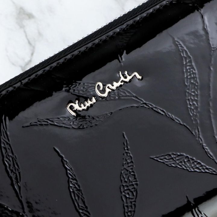 Moteriška juoda lakinė piniginė su užtrauktuku Pierre Cardin