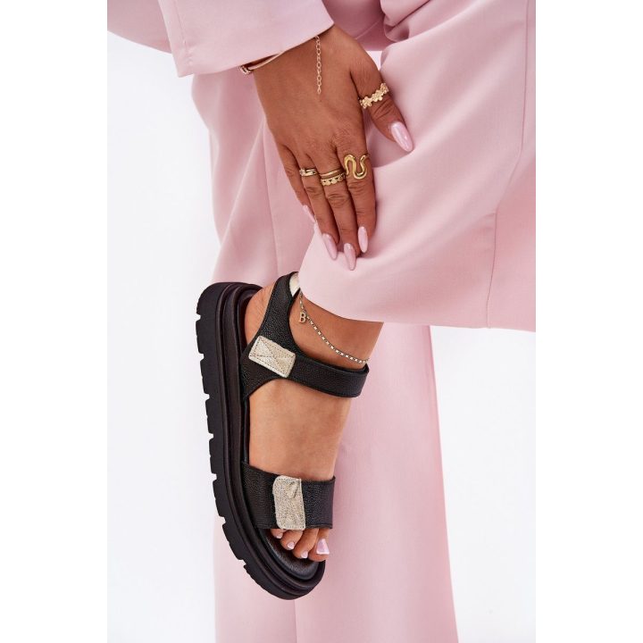 Juodos odinės platforminės basutės moterims vasarai