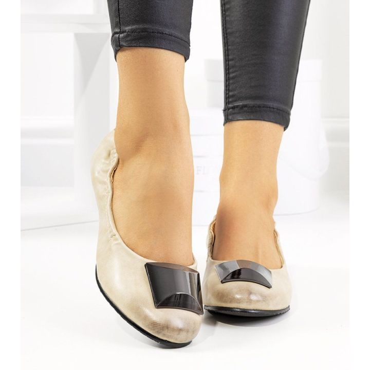 Smėlio spalvos balerinos ant Sofijos kulniukų