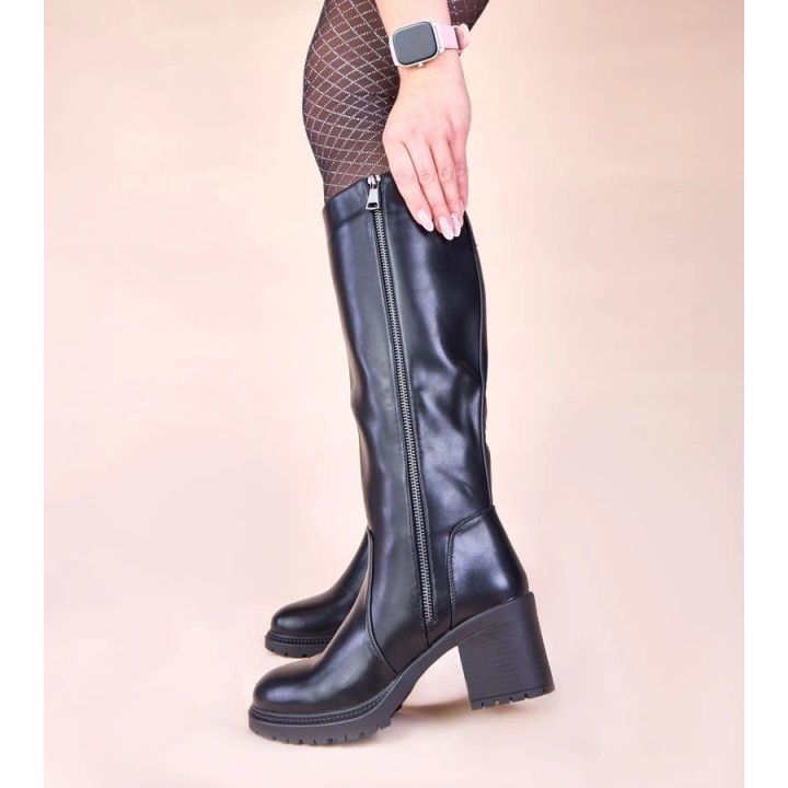 Ilgaauliai batai su elastinga įsiuva Akia – elegancijai ir patogumui vėsiomis dienomis.