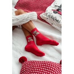 Kojinės kalėdinės su meškučiu Santa kepurėje – jaukumui ir šventinei nuotaikai.