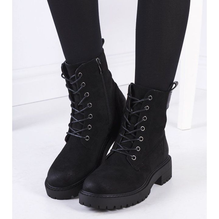 Juodos spalvos trapper eco-suede Wellspring